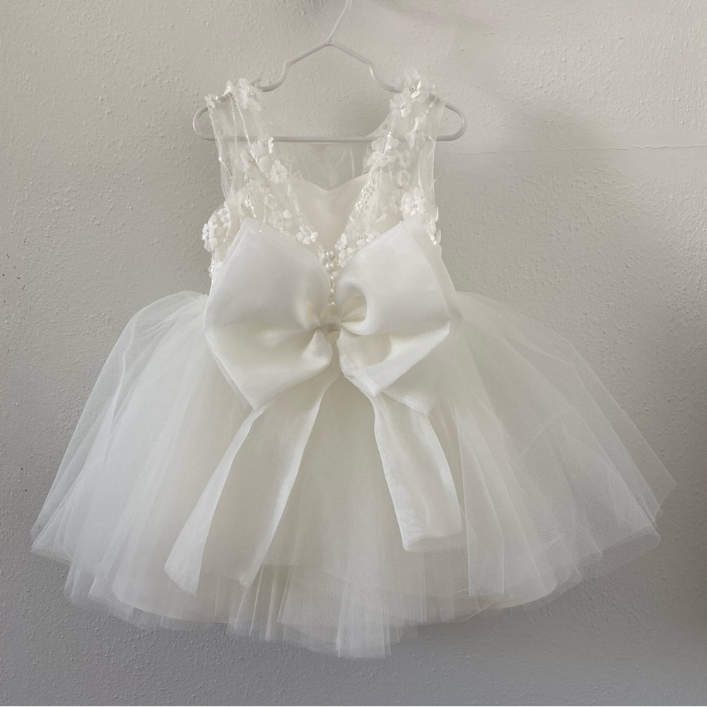 White Appliqué and Tulle Custom Flower Girl Dress with Bow Size 3T - Picture 5 of 8